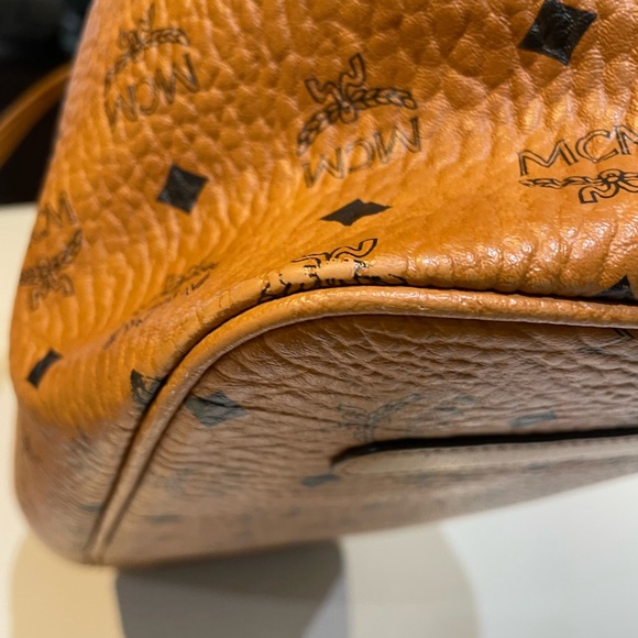 MCM Liz large reversible tote with clutch and extra strap. Great condition - Picture 9 of 15